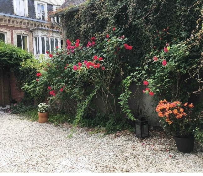 Maison Individuelle Dans Ancienne Ecurie Ruan Exterior foto